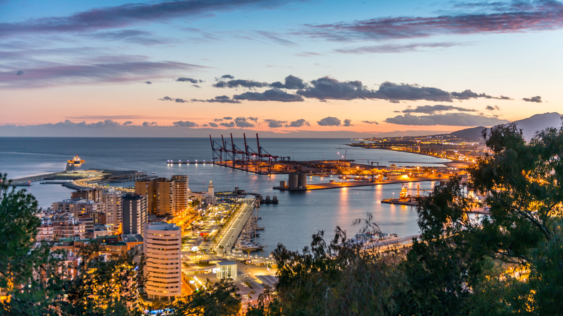 FOTO DE LA CIUDAD DE MÁLAGA DONDE TENEMOS UN ALMACÉN DONDE ALQUILAMOS EQUIPOS DE ILUMINACION DE MATERIAL COMO VORTEX 24, SKY PANEL X , ARRI MAX Y MUCHOS MÁS EN MIJAS PARA PRODUCTORAS QUE QUIERAN RODAR CUALQUIER TIPO DE PRODUCCIÓN AUDIOVISUAL, CINE, PUBLICIDAD, TV, VIDEOCLIPS...