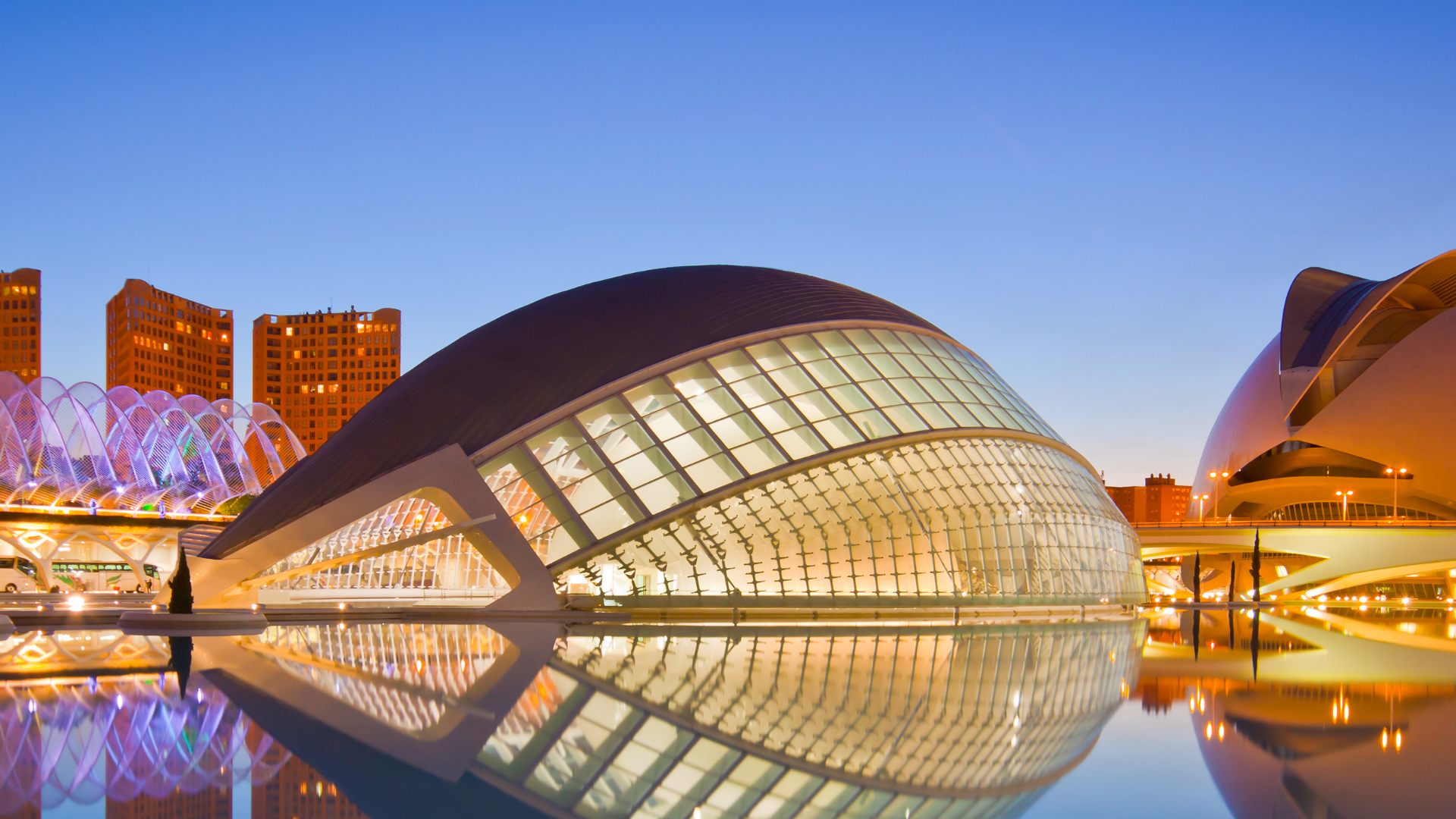 FOTO DE LA CIUDAD DE VALENCIA DONDE TENEMOS UN ALMACÉN DONDE ALQUILAMOS EQUIPOS DE ILUMINACION DE MATERIAL COMO VORTEX 24, SKY PANEL X , ARRI MAX Y MUCHOS MÁS  PARA PRODUCTORAS QUE QUIERAN RODAR CUALQUIER TIPO DE PRODUCCIÓN AUDIOVISUAL, CINE, PUBLICIDAD, TV, VIDEOCLIPS...