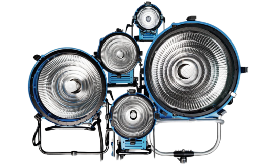 La Serie M de ARRI es una línea de luminarias de luz diurna que incorpora la innovadora tecnología MAX Technology. Esta tecnología combina las ventajas de las luces Fresnel y PAR en un diseño sin lentes, ofreciendo una iluminación potente y versátil para producciones cinematográficas y televisivas. ￼