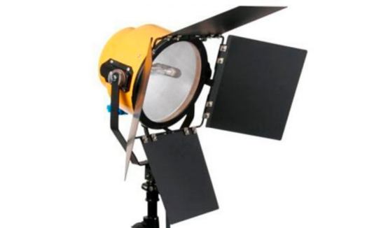 En Aluzine, ofrecemos una amplia gama de equipos de iluminación incandescencia para producciones de cine, televisión y publicidad. El tungsteno y los cuarzos han sido una opción confiable en la industria audiovisual durante años, proporcionando una luz suave, uniforme y eficiente, ideal para diversos tipos de rodajes.