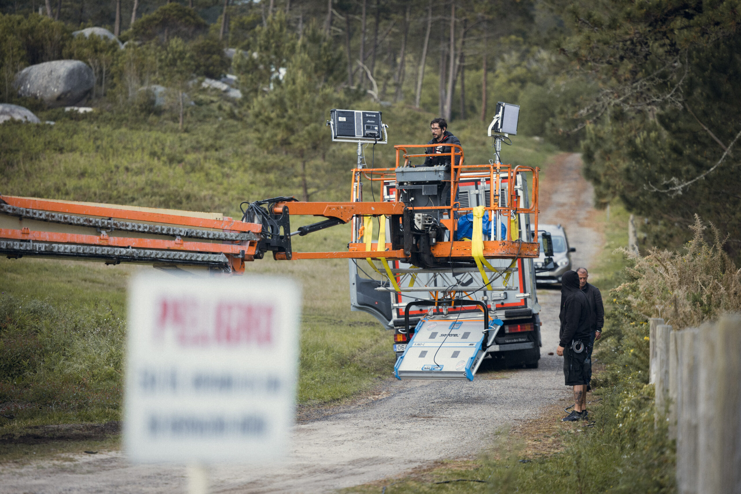 Equipo técnico de ‘Punto Nemo’ durante el rodaje, con la iluminación clave para la atmósfera de la serie.