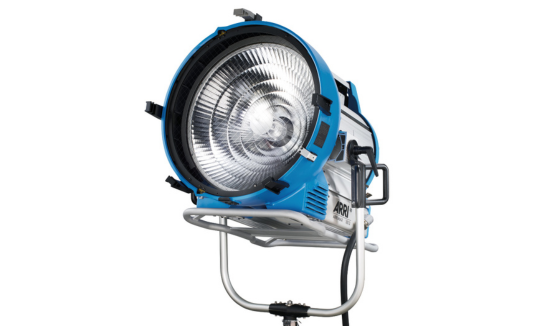 La lente de Fresnel es un tipo de lente diseñada para lograr una gran apertura y una corta distancia focal sin el peso y volumen de una lente convencional. Su estructura se compone de una serie de secciones anulares concéntricas, conocidas como anillos de Fresnel, que reducen significativamente la cantidad de material necesario.