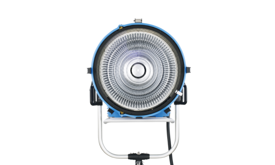 La lente de Fresnel es un tipo de lente diseñada para lograr una gran apertura y una corta distancia focal sin el peso y volumen de una lente convencional. Su estructura se compone de una serie de secciones anulares concéntricas, conocidas como anillos de Fresnel, que reducen significativamente la cantidad de material necesario.