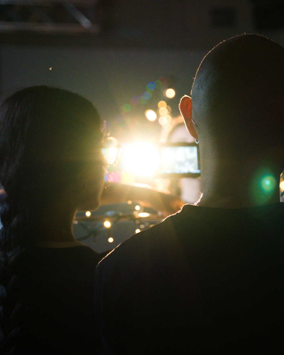 Equipo de iluminación de Aluzine instalado en una de las localizaciones de La Marató 2025, con focos profesionales y ambiente técnico preparado para la retransmisión solidaria dedicada a la investigación del cáncer.