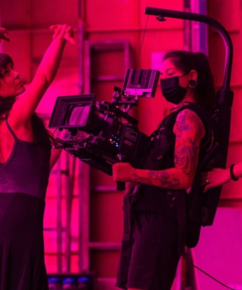 Equipo de iluminación de Aluzine instalado en una de las localizaciones de La Marató 2025, con focos profesionales y ambiente técnico preparado para la retransmisión solidaria dedicada a la investigación del cáncer.