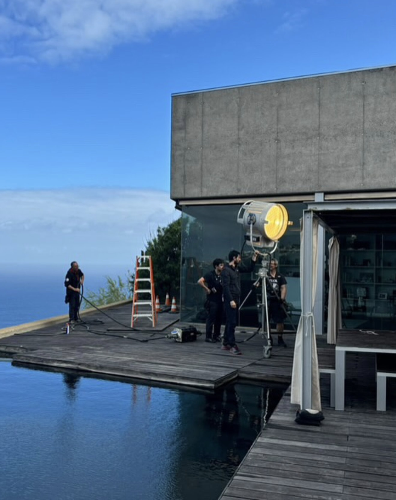 Actrices rodando una escena de “PIONERAS. SOLO QUERÍAN JUGAR” con iluminación cinematográfica profesional de Aluzine.