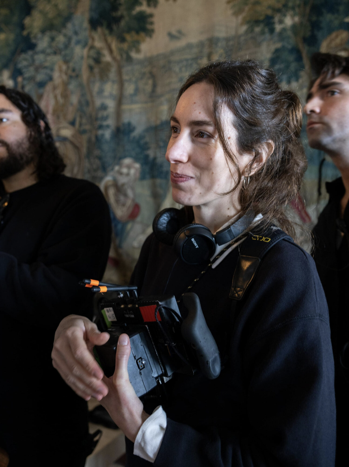 Actrices rodando una escena de “PIONERAS. SOLO QUERÍAN JUGAR” con iluminación cinematográfica profesional de Aluzine.