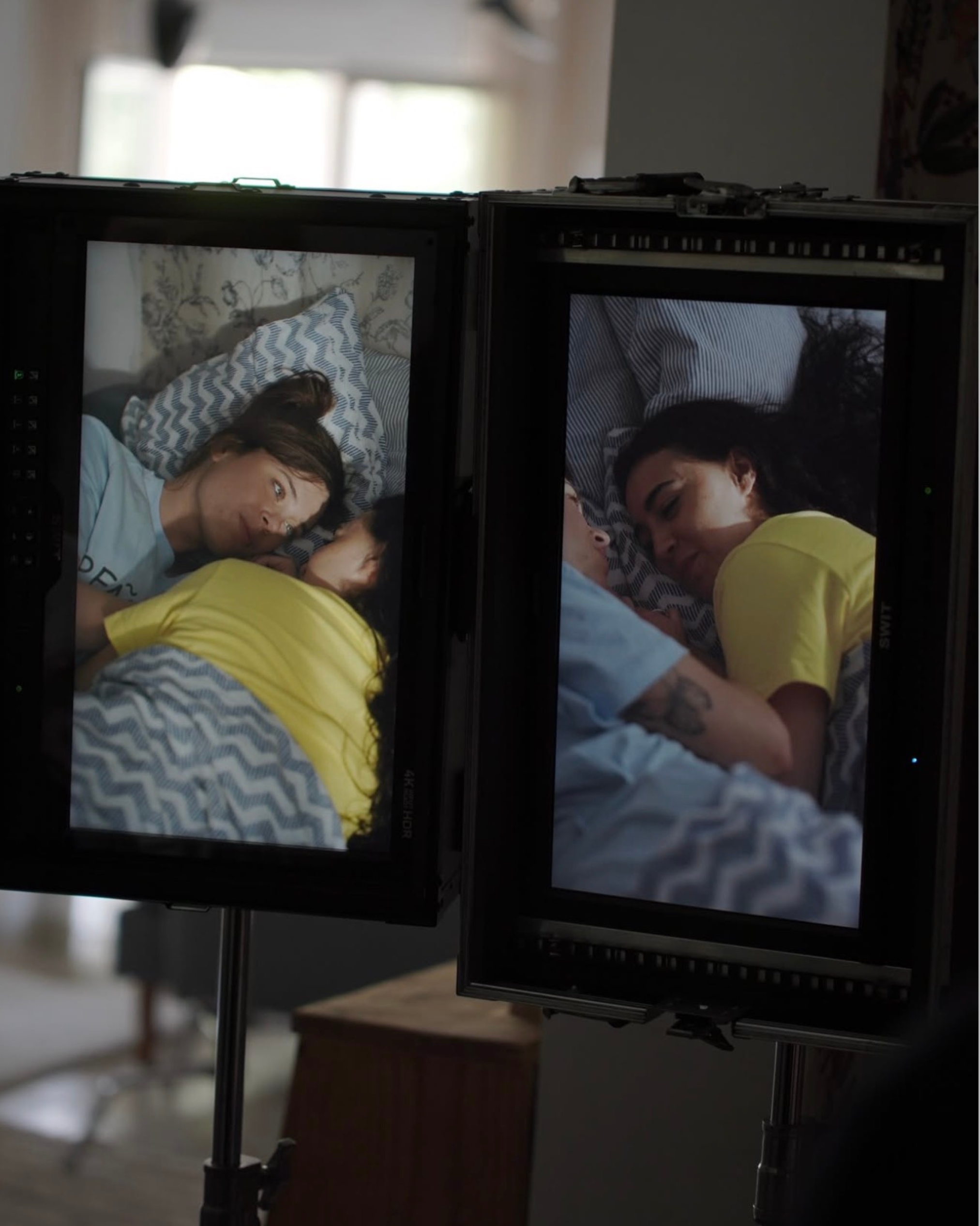 Actrices rodando una escena de “PIONERAS. SOLO QUERÍAN JUGAR” con iluminación cinematográfica profesional de Aluzine.